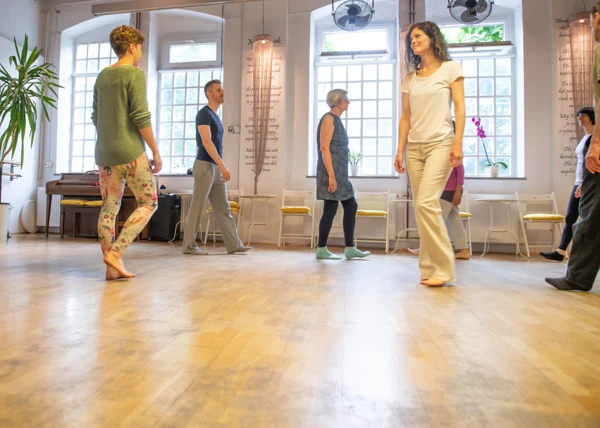 spürsames gehen in der Feldenkrais-Gruppe